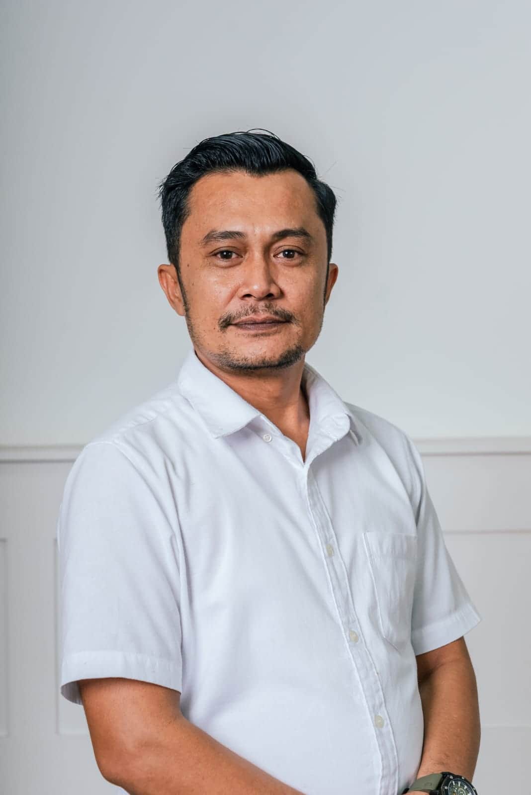 Aris Naoval